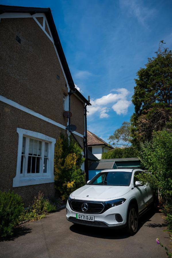 Birdsong & Pine: Parking & Garden