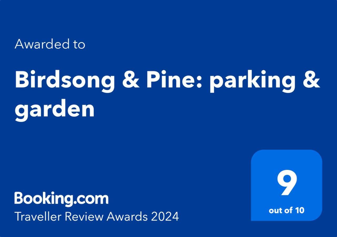 Appartement Birdsong & Pine: Parking & Garden