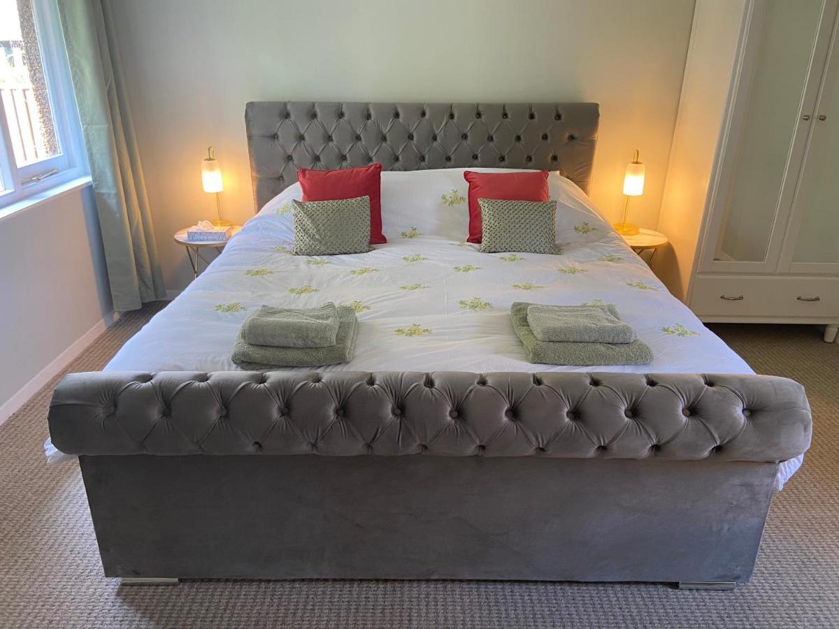 Birdsong & Pine: Parking & Garden Apartment Worthing